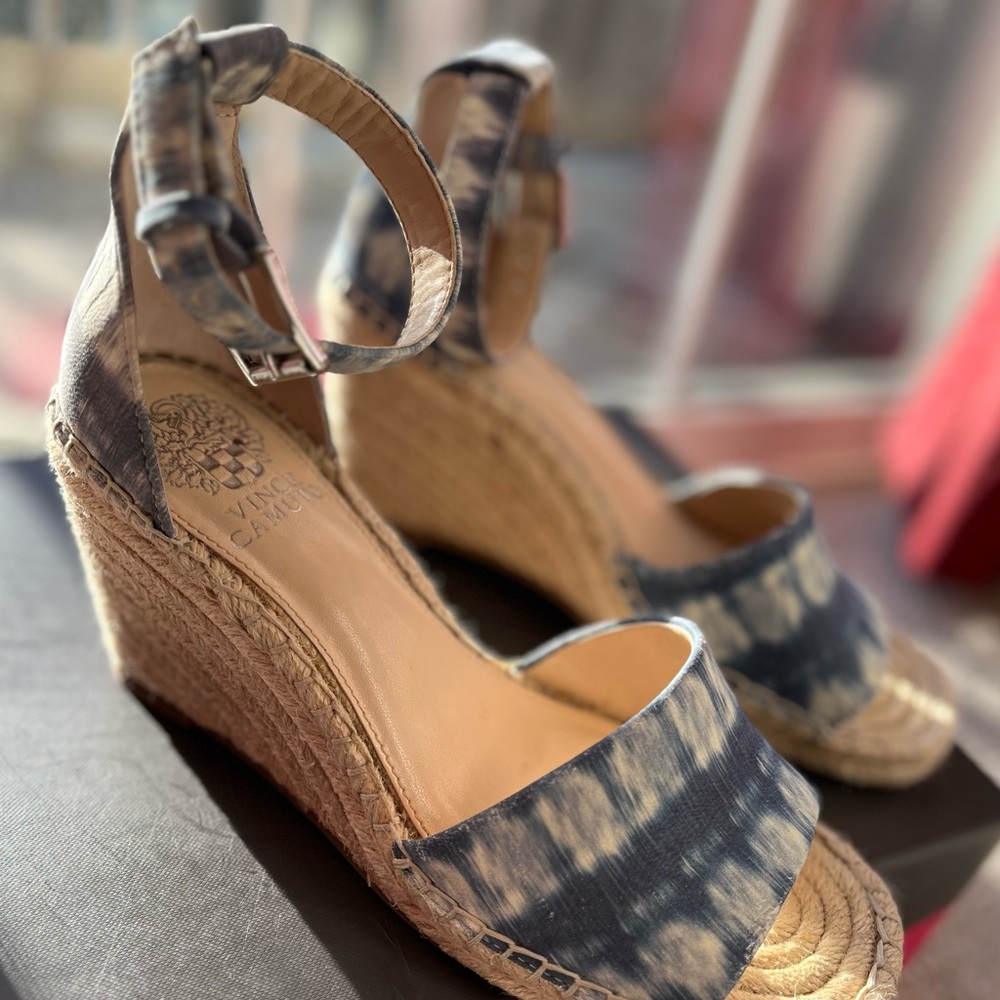 VINCE CAMUTO Maaza Espadrille Wedge Sandal color bluesy watercolor EUC sz 8